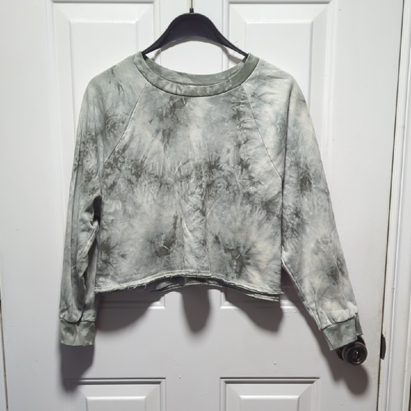 Wild Skyes Tops - Chic Tie-Dye Cropped Sweatshirt in Gray